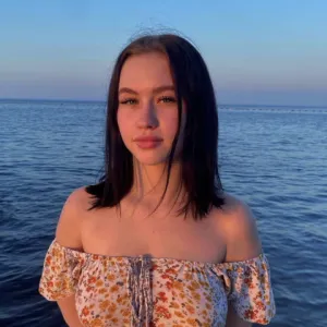 Bella 🌷 19 y/o Onlyfans