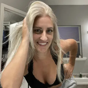 sxyblndmom-mlif OnlyFans