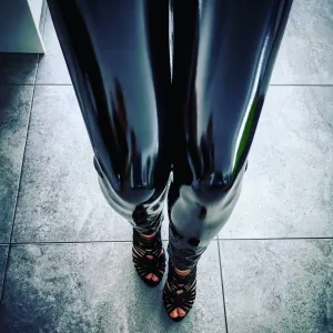 shiny_leather_wife OnlyFans